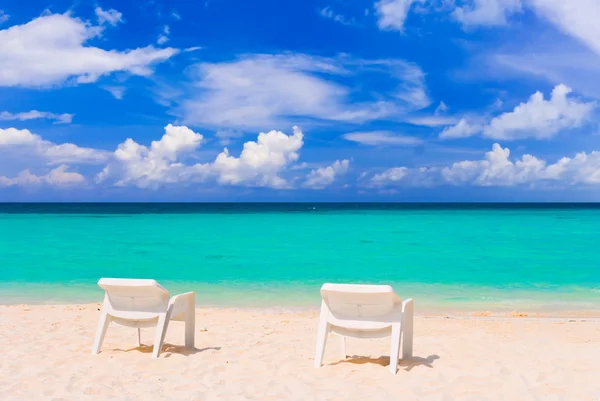 Sedie sulla spiaggia tropicale — Foto Stock