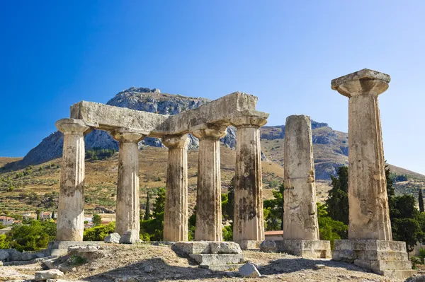 Ruínas do templo em Corinto, Grécia — Fotografia de Stock