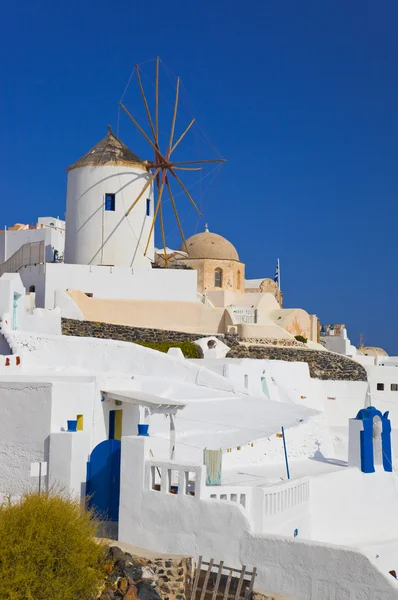 Větrný mlýn v oia na ostrově santorini, Řecko — Stock fotografie