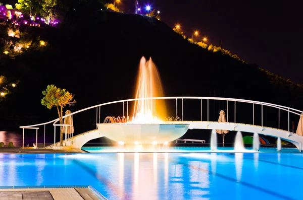 Basen z wodą i fontanna na nocy — Zdjęcie stockowe