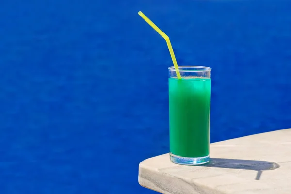 Cocktail auf Marmortisch am Strand — Stockfoto
