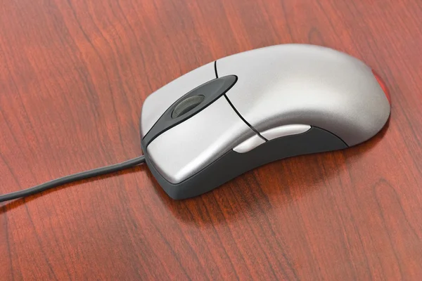Mouse de computador na mesa de madeira — Fotografia de Stock