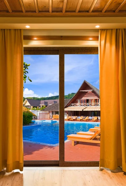 Hotellets rum och vatten pool — Stockfoto