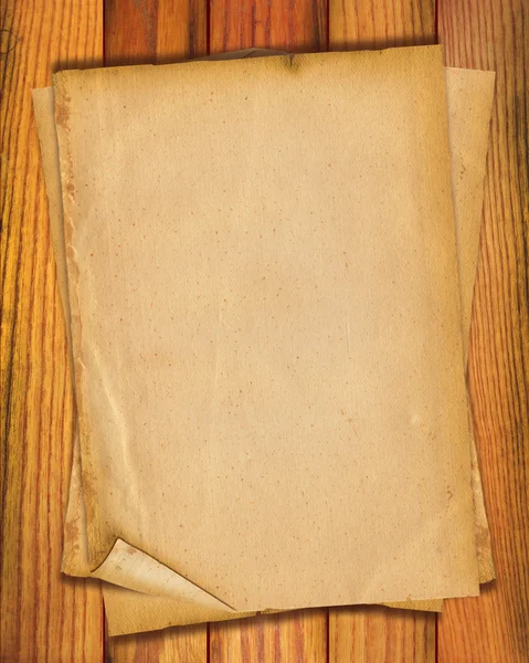 Oude papers achtergrond op houten bureau voor tekst — Stockfoto