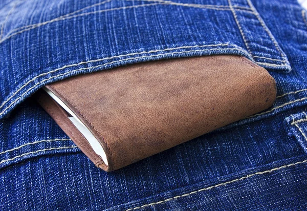 Kožená peněženka s penězi v džínách. Život člověka styl — Stock fotografie