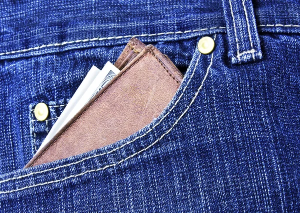 用钱穿蓝色牛仔裤的钱包。人的生活方式 — 图库照片