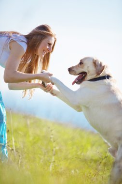 Köpeğiyle birlikte genç bir kadın.