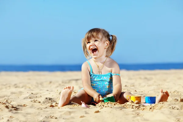 Barn leker på stranden — Stockfoto