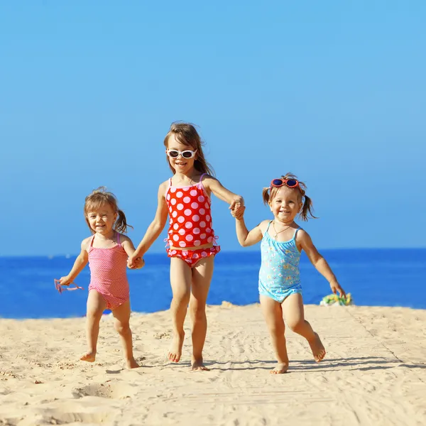 Kids playing at the beach — Stock Photo, Image