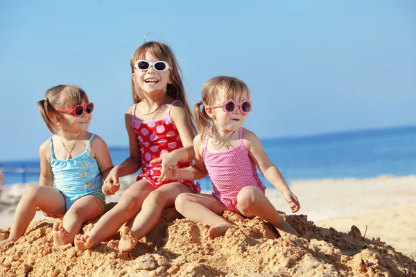Enfants jouant à la plage — Photo