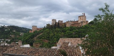 Alhambra palace bulutlu günde, granada, İspanya