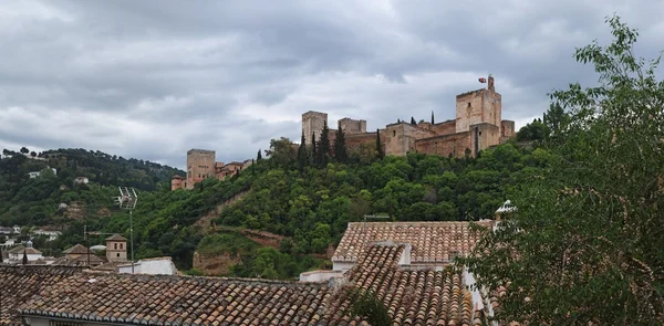 Alhambra paleis in bewolkte dag, granada, Spanje — Stockfoto