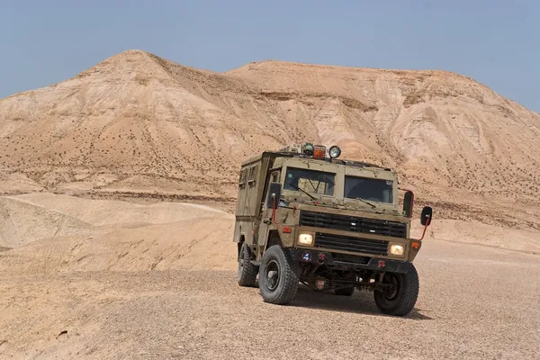 Israëlische leger humvee op patrouille in de woestijn judean — Stockfoto