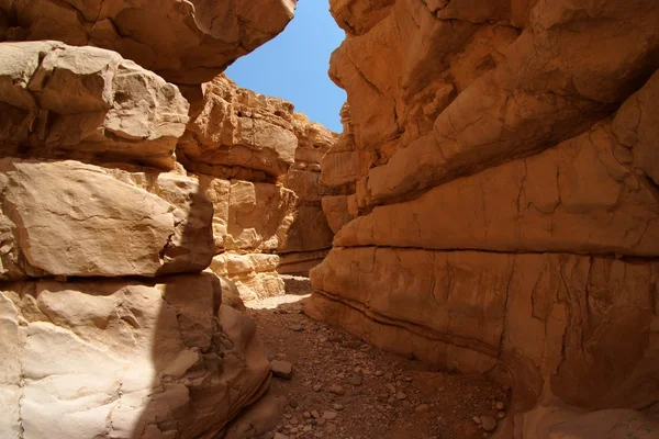 Узкий проход между двумя скалами в каньоне пустыни — стоковое фото