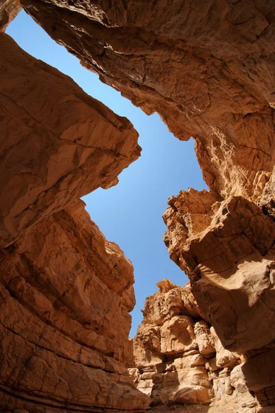 Узкий проход между двумя скалами в каньоне пустыни — стоковое фото