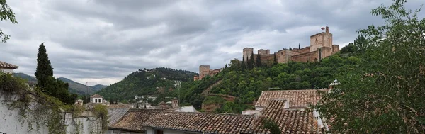 Alhambra-Palast bei bewölktem Tag, Granada, Spanien — Stockfoto