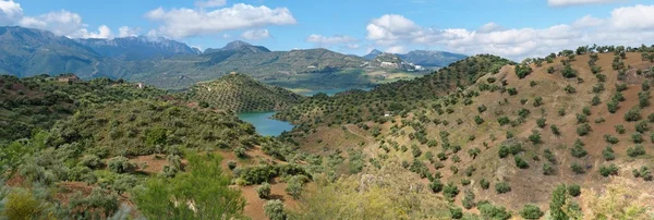 Pequeno lago entre montanhas do Mediterrâneo — Fotografia de Stock