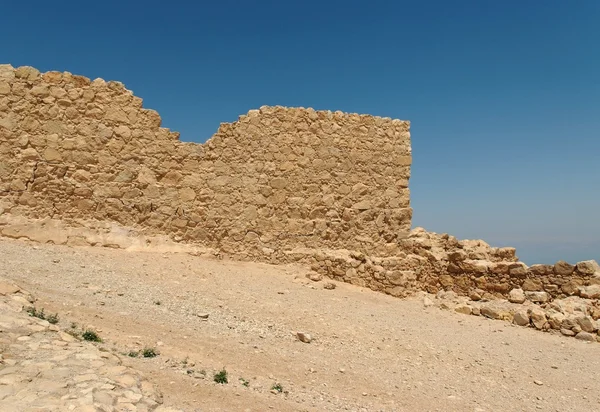 Nierówne ściany starożytne ruiny w pustyni — Zdjęcie stockowe