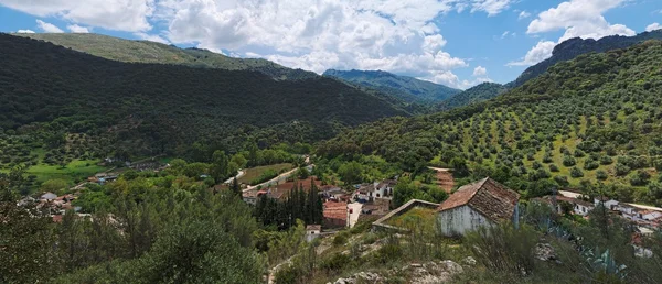 Aldeia no vale da montanha na Andaluzia, Espanha — Fotografia de Stock
