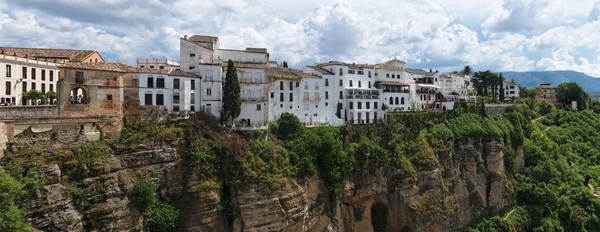 Ronda város Spanyolországban egy szikla tetején — Stock Fotó