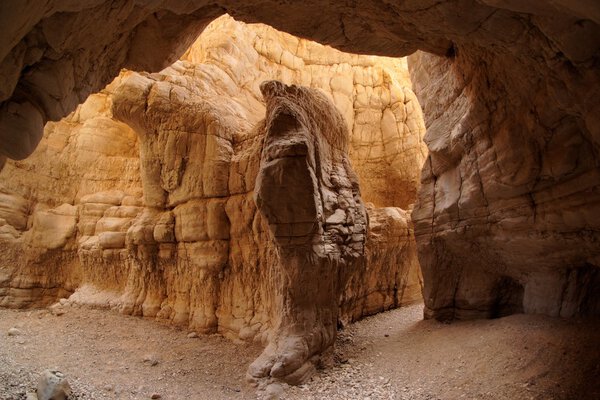 Солнечная пещера в пустынном каньоне
