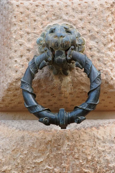 Testa di leone che tiene un anello nel palazzo di Carlos V a Granada — Foto Stock