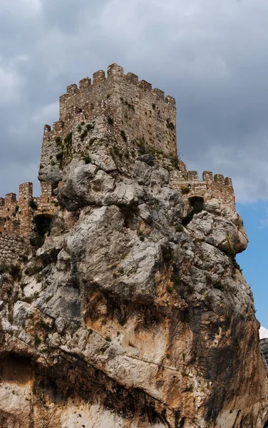 在岩石上的一座中世纪城堡的废墟 — 图库照片