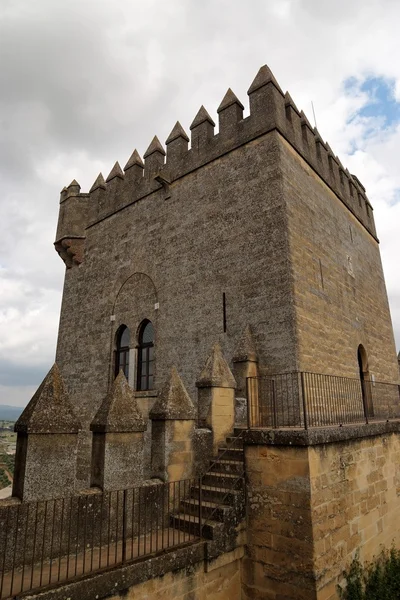Toren van het middeleeuwse kasteel in Spanje — Stockfoto