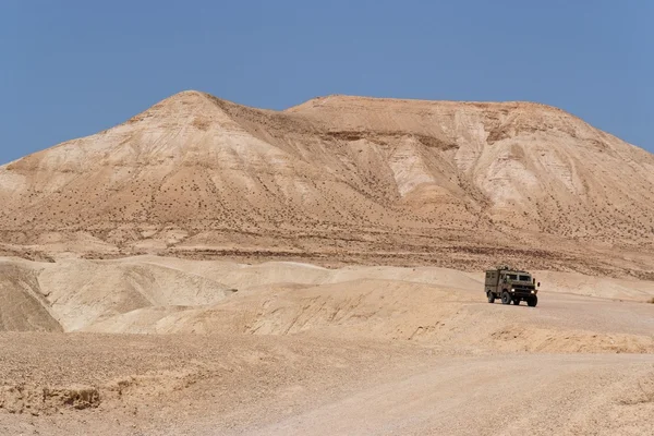 Armia izraelska humvee na patrol na Pustyni Judzkiej — Zdjęcie stockowe