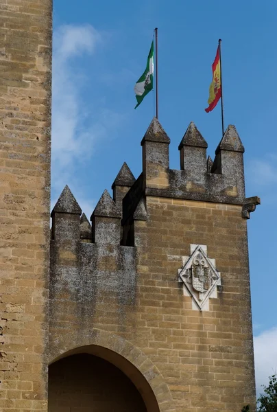 Castillo medieval Almodovar Del Rio con banderas de España y Andalucía —  Fotos de Stock