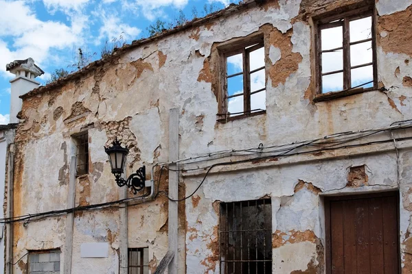 Façade d'une très vieille maison en ruine — Photo