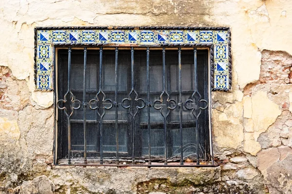 Venster van oud huis in Andalusië met Moorse stijl tegels — Stockfoto