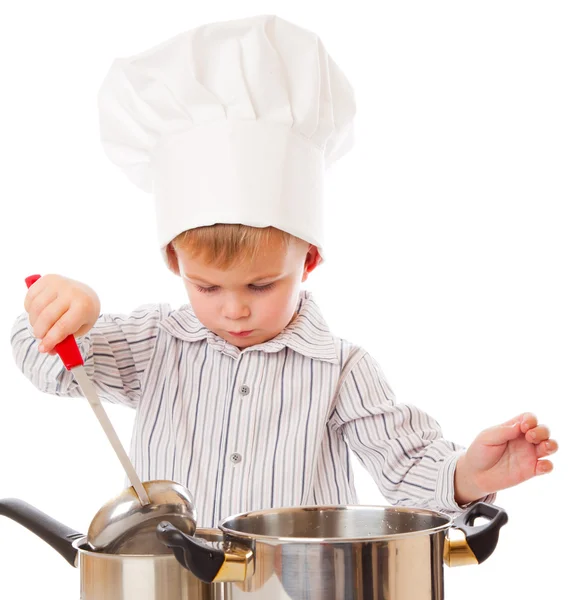 Un chico gracioso está interpretando a un cocinero —  Fotos de Stock