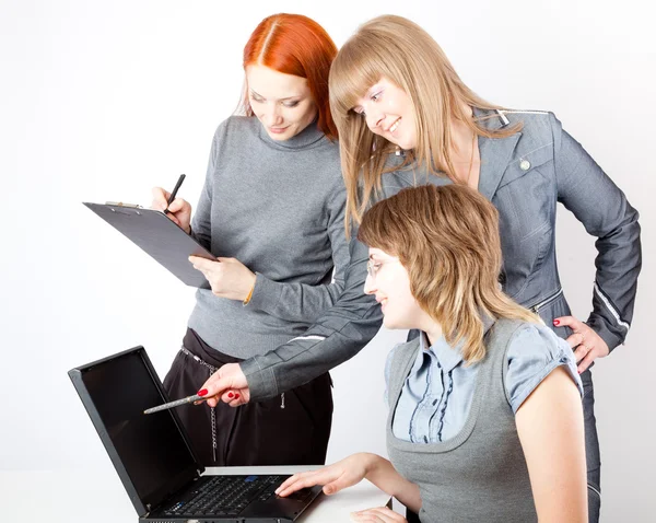 Les femmes travaillent sur un ordinateur — Photo