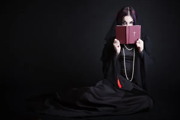 Menina gótica com a Bíblia — Fotografia de Stock