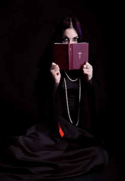 Ragazza gotica con la Bibbia — Foto Stock