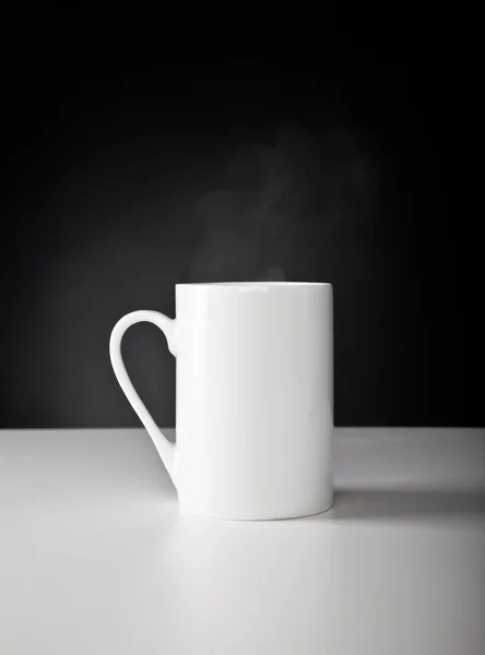 Una tazza bianca è sul tavolo — Foto Stock
