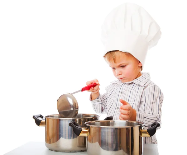 Um menino engraçado está retratando um cozinheiro — Fotografia de Stock
