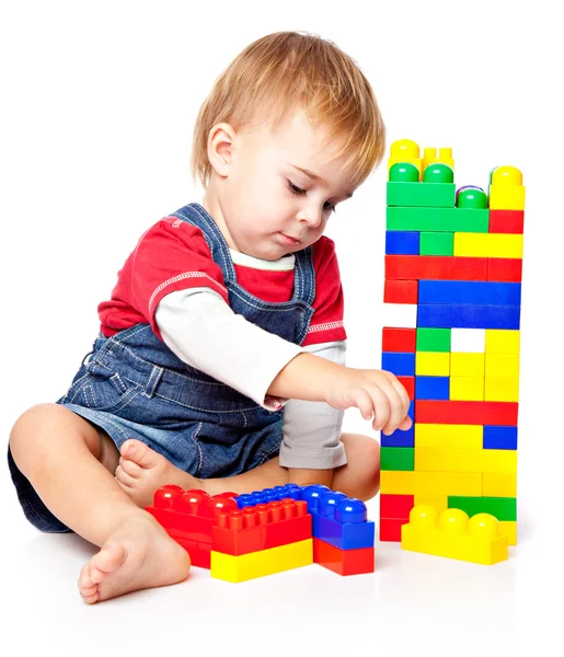 Um rapaz engraçado está a brincar com o Lego. — Fotografia de Stock