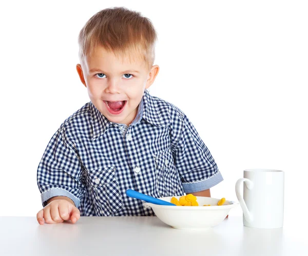 Bir oğlan bir kase mısır gevreği yiyor — Stok fotoğraf