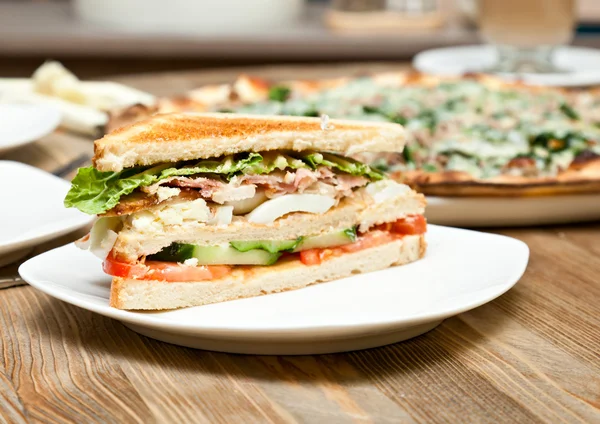 Um prato com o sanduíche — Fotografia de Stock