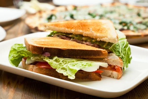 Тарелка с бутербродом — стоковое фото
