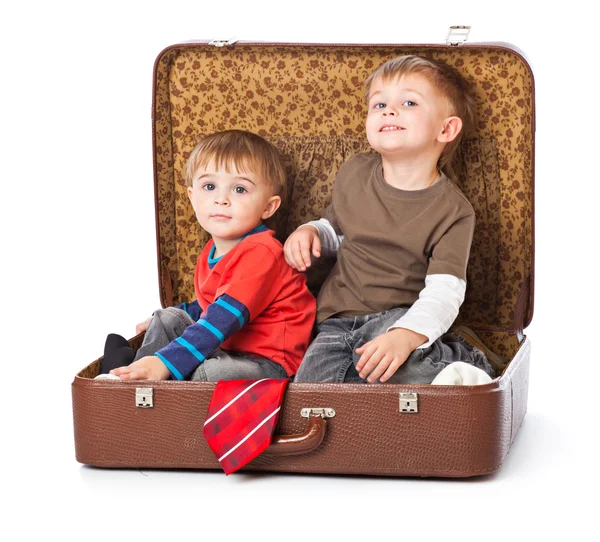 Pojkar i en resväska — Stockfoto