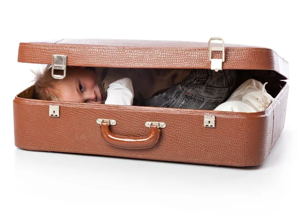 En rolig pojke i en resväska — Stockfoto