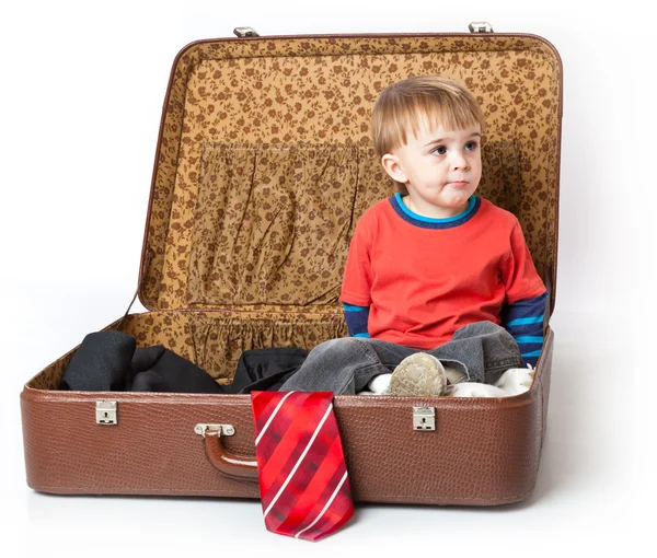 Zabawny chłopak w walizce — Zdjęcie stockowe