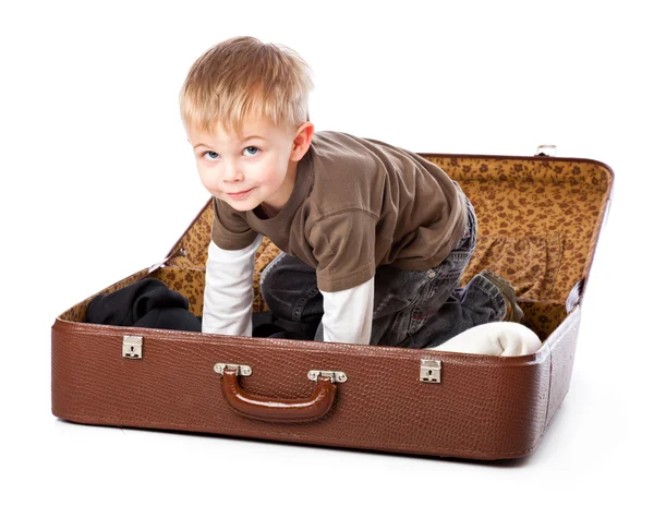 Смішний хлопчик у валізі — стокове фото