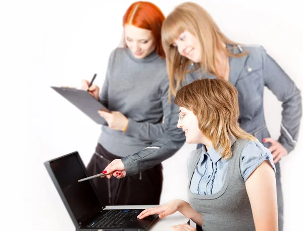Vrouwen werken op een computer — Stockfoto