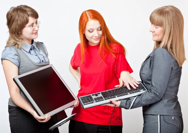 Mujeres con monitor y teclado — Foto de Stock
