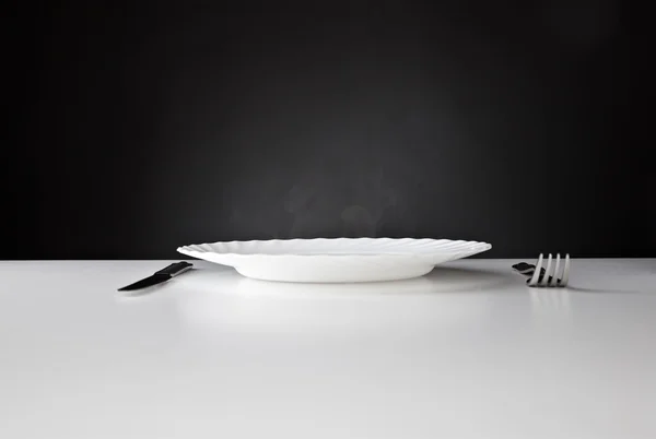 Тарелка, нож и вилка — стоковое фото