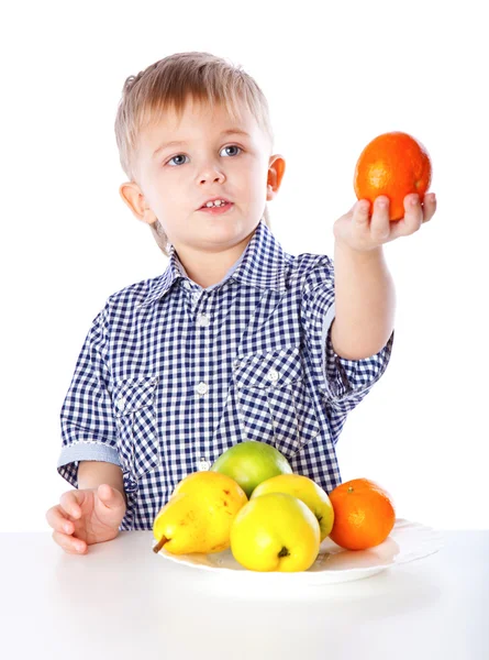 Un niño y el plato de verduras —  Fotos de Stock